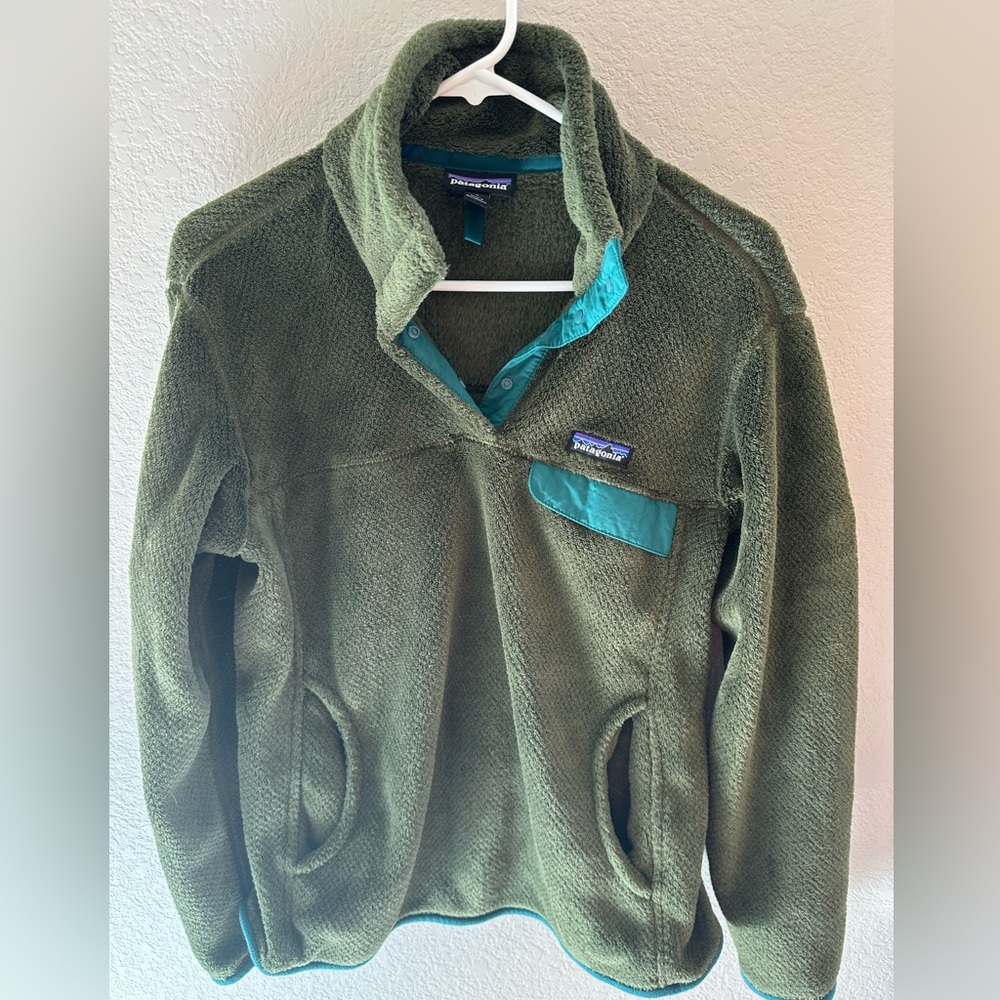 Patagonia fleece pullover green. Like new!